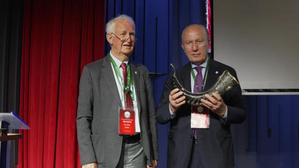 Presentation of “Bjhe” to the Chairman of the CNA Management Board